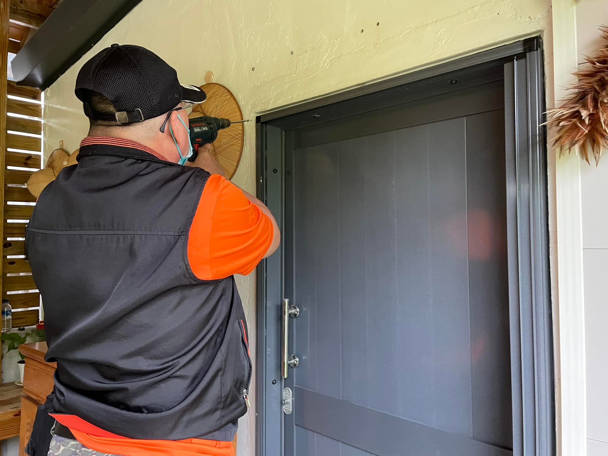 自強路的許先生，廚房門須要裝一片紗門